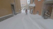 Fransa: Kar altındaki Briançon şehrinin dar sokaklarında snowboard keyfi