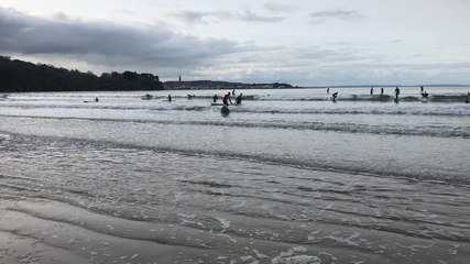 Douarnenez. Sur la plage du Ris, les surfeurs se jettent à l’eau pour la « photo de la mort »