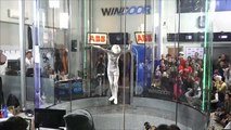 Gara di paracadutismo indoor in Spagna, acrobazie nel tunnel del vento