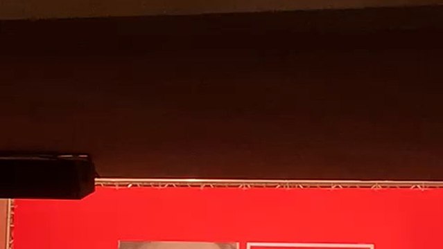 Pedro Sánchez y pepu Hernández al ritmo de 'Feo, fuerte y formal', de Loquillo.