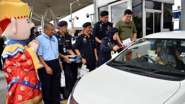 Motorists get traffic advice and goodies