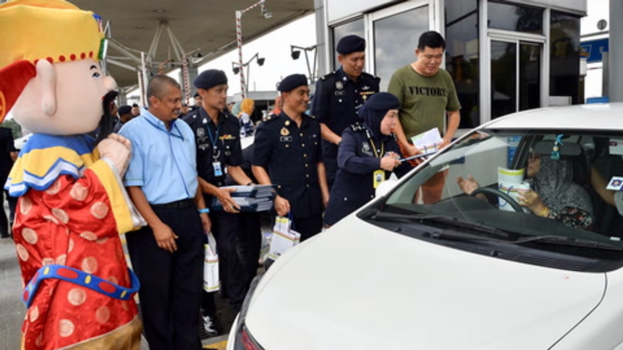 Motorists get traffic advice and goodies