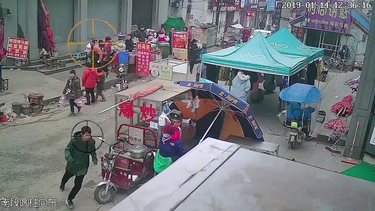 Quand un voleur de cigarettes poursuivi par la police se fait stopper par un homme en scooter !