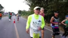 Atleta encontra cão abandonado e corre a maratona com ele ao colo