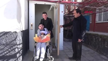Kayseri Resul'ün Evine Çıkabilmesi İçin Engelli Asansörü Yaptırıldı