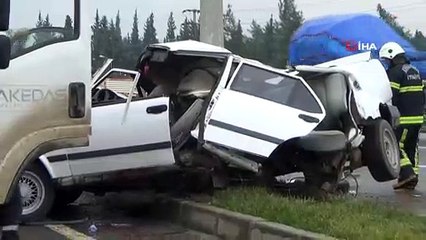 Aydınlatma direğine çarpan otomobil paramparça oldu: 1 ölü, 1 yaralı