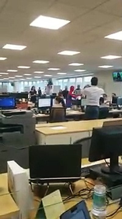 Bancário vai vestido de Homem-Aranha em seu último dia de trabalho