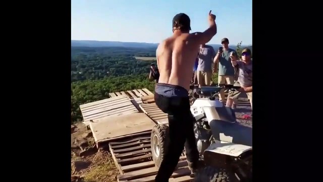 Il tente de jeter un quad du haut dune falaise mais ça ne se passe pas comme prévu