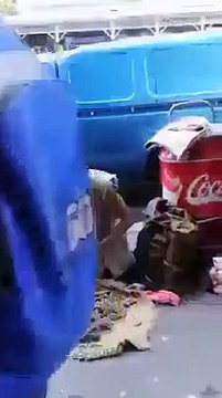 Cette femme brutalise un homme sans-abri sans raison