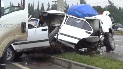 Aydınlatma Direğine Çarpan Otomobil Paramparça Oldu: 1 Ölü, 1 Yaralı