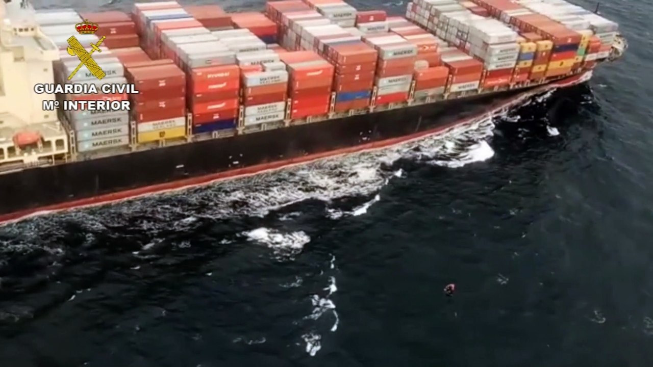 En el ÚLTIMO MOMENTO! Desvían enorme buque para no arroyar un minúsculo bote con 11 inmigrantes