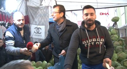 CHP'nin İstanbul Adayı Ekram İmamoğlu, Pazarda Tezgahın Üzerine Çıkıp Lahana Sattı