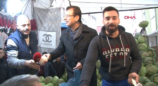 CHP'nin İstanbul Adayı Ekram İmamoğlu, Pazarda Tezgahın Üzerine Çıkıp Lahana Sattı