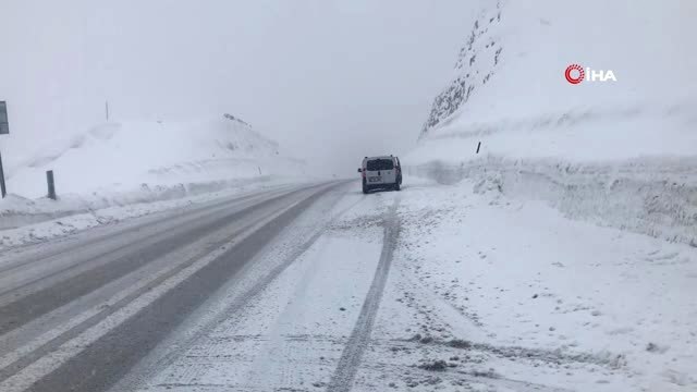 Antalya-Konya Karayolunda Kar Nedeniyle Ulaşım Güçlükle Sağlanıyor