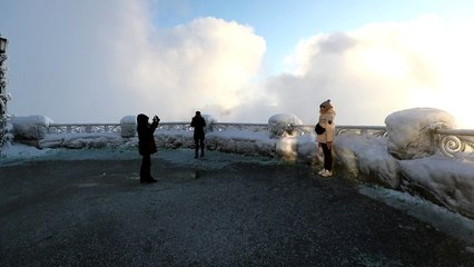 Images of a frozen Niagara Falls at sunrise