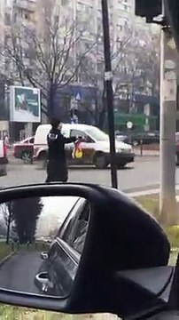 Cette piétonne danse sur la musique des voitures en traversant la route !