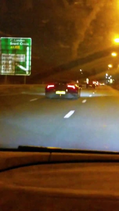 Cette Lamborghini crache des flammes bleues en accélérant !