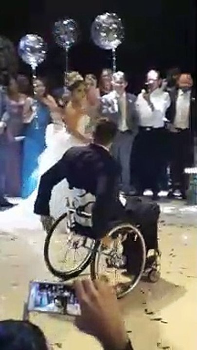 Noivo levanta-se da cadeiras de rodas e dança de pé com a esposa no dia do casamento