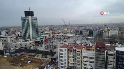 Taksim Camii'nin Minarelerinin Külahları Yerleştirildi.