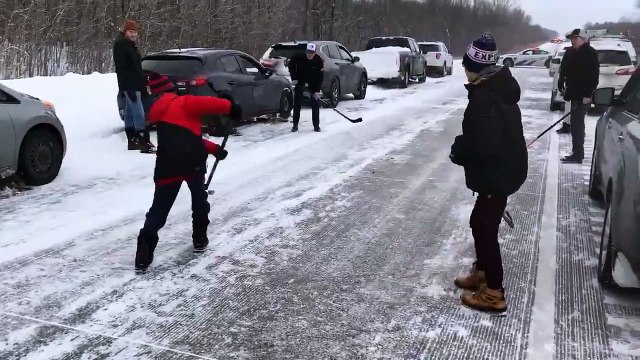 Des canadiens attendent la réouverture des routes !