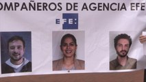 Agencia EFE en Bogotá se manifiesta contra detención de compañeros