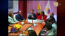 Alcalde de Quito, Mauricio Rodas, entrega a la presidenta de la Asamblea proyecto para legalizar el servicio de taxis