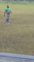 Ce joueur n'arrive pas à mettre son maillot jusqu'au bout !