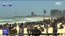 [투데이 영상] 파도·바람 타고 둥실…카이트 서핑 대회