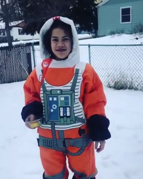 Elle fait geler son oeuf instantanément en le jetant en l'air... Grand froid