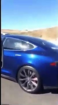 Ce conducteur dort au volant de sa Tesla en mode pilote automatique