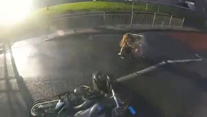 Une piétonne se prend un motard en traversant et repart tranquillement