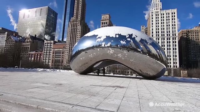 Chicago tourists brave the cold weather