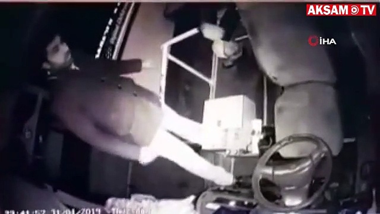 Otobüs şoförü yolcusu tarafından bıçaklandı... O anlar kamerada