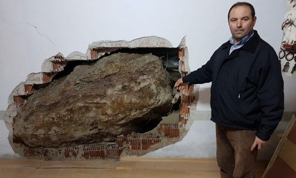 Dağdan kopan dev kaya parçası evin içine girdi