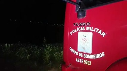 Casa abandonada pega fogo em estrada Rural