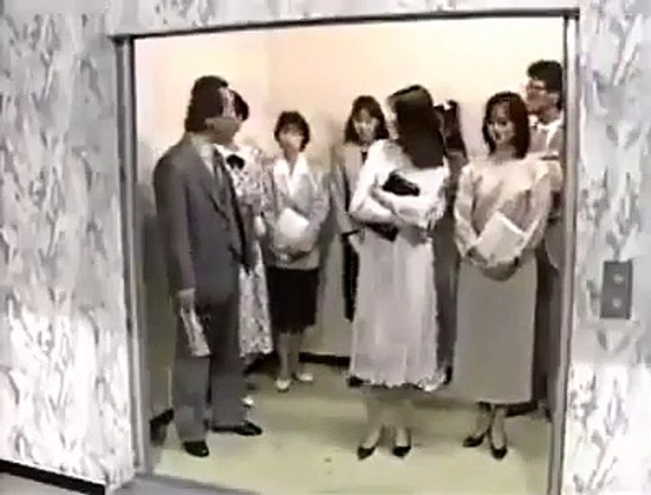 Funny video of officer react with juniors staff in office lift stopped