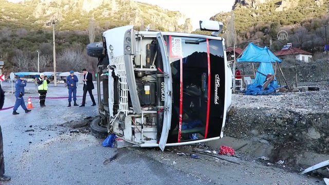 Burdur'da midibüs devrildi: 6 yaralı