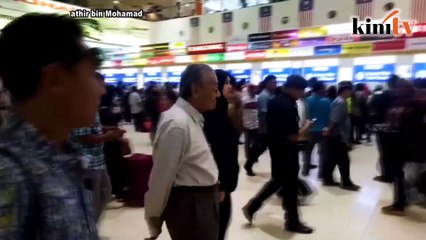 Dr M 'terjah' TBS, ambil gambar keadaan sekeliling