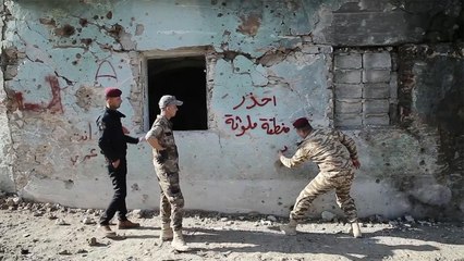 حملة لرفع الأنقاض وانتشال الجثث المتحللة بالموصل