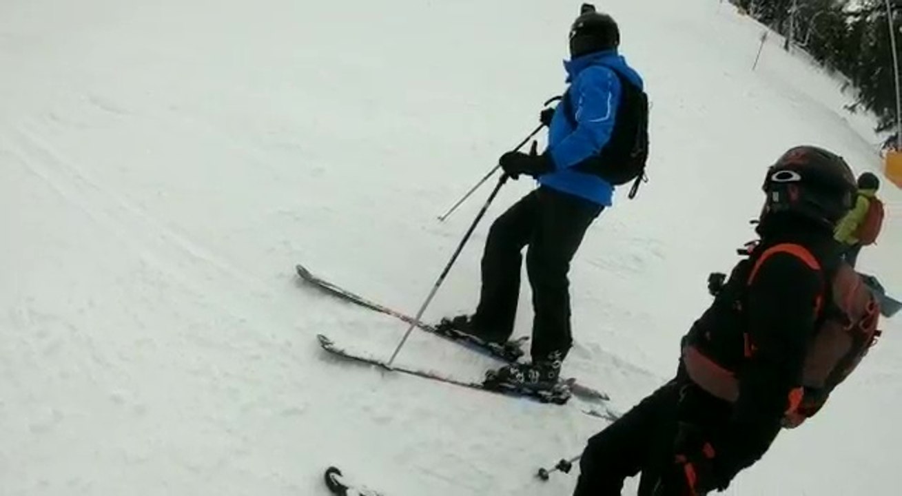 Elle descend la piste de ski en position allongée.