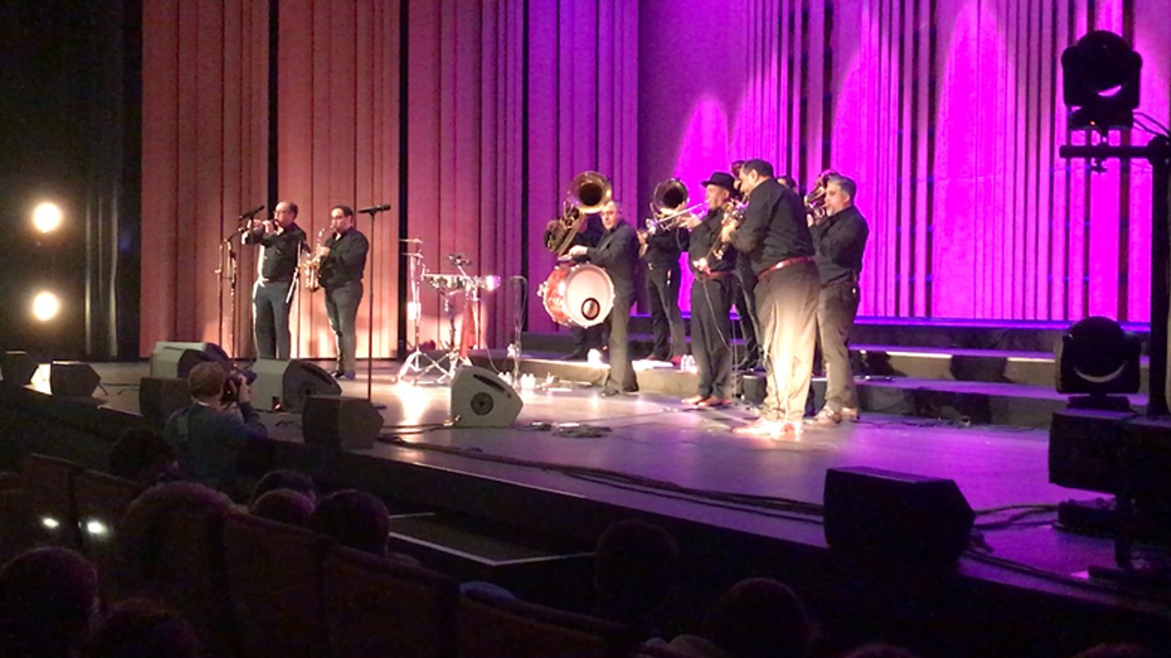 La fanfare Ciocarlia fait monter les enfants sur scène !