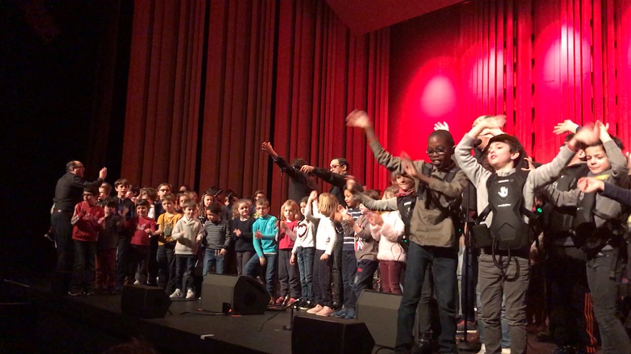 La fanfare Ciocarlia fait monter les enfants sur scène !