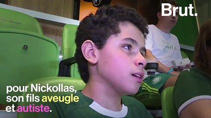 Au Brésil, une mère de famille commente un match de foot pour son fils aveugle