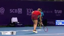 Tenisçinin raketle uzaklaştırmaya çalıştığı böceği ayağıyla ezen top toplayıcı kadın
