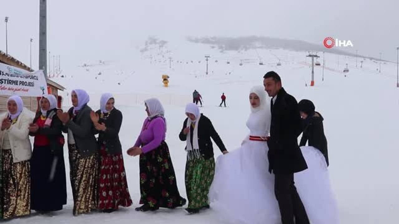 Gelin ve Damat Kar Üstünde Halay Çekti