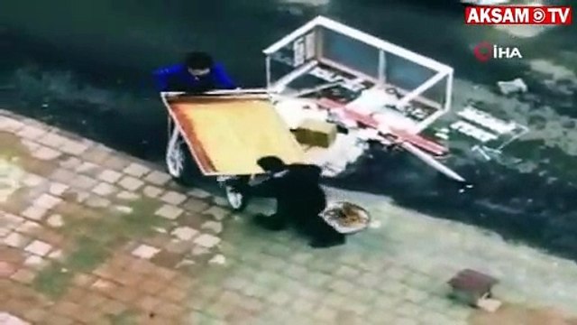 Tablası devrilen çocuklara yardıma gelen vatandaşın hareketi görenlerin içini ısıttı