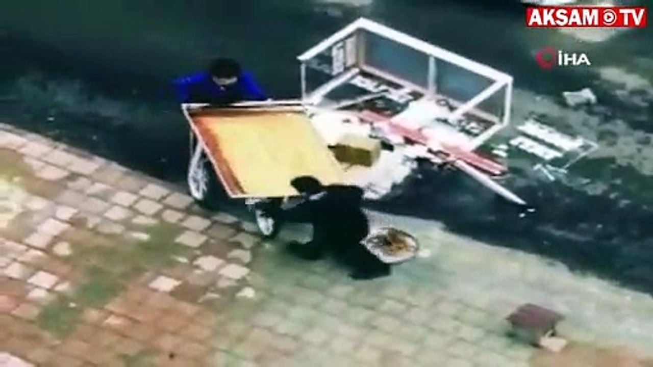 Tablası devrilen çocuklara yardıma gelen vatandaşın hareketi görenlerin içini ısıttı