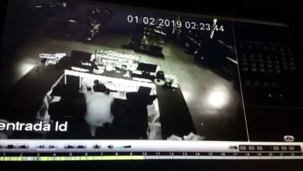 Homem que invadiu papelaria é flagrado por câmeras de segurança