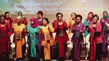 Recuerda la persecución de comunistas en Indonesia el canto de un grupo de antiguas presas