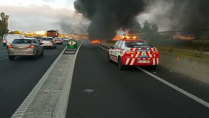 El espectacular incendio de un coche causa retenciones en la TF-5